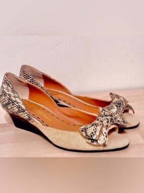 Beverly Feldman peep-toe wedge shoes beige canvas body snake-patterned bow 6.5
